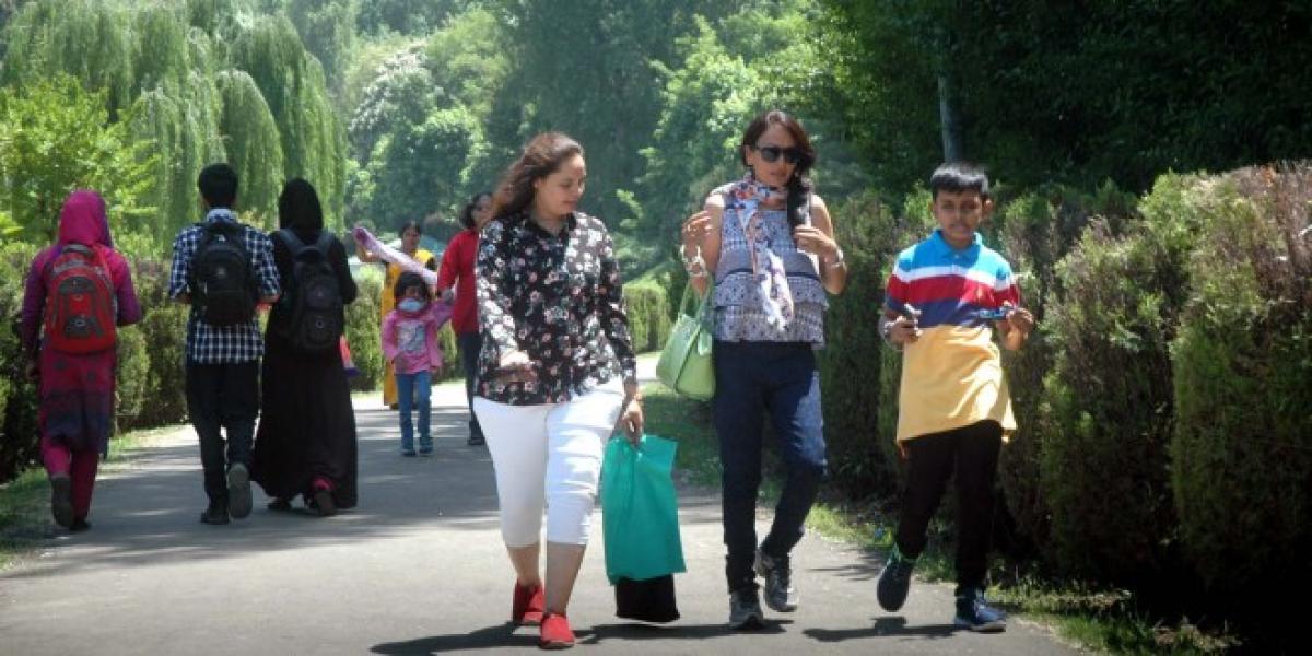 Tourists caught up in Kashmir turmoil flee state